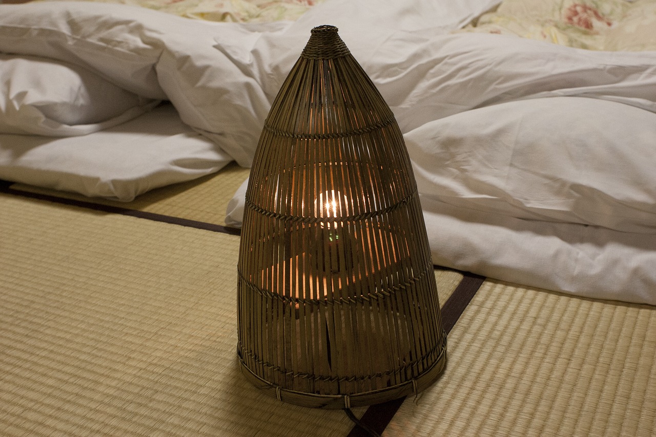 男の和服着物,メンズ着物,布団,寝床,寝巻き,寝室,浴衣,和装,種類,狐面,日本,裏着物
